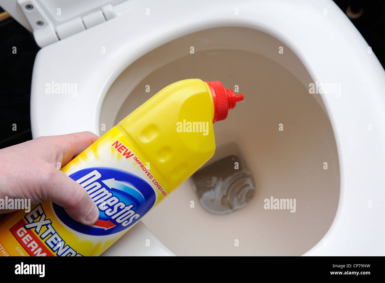 Domestos bleichen benutzt eine Toilette England Großbritannien zu reinigen Stockfoto