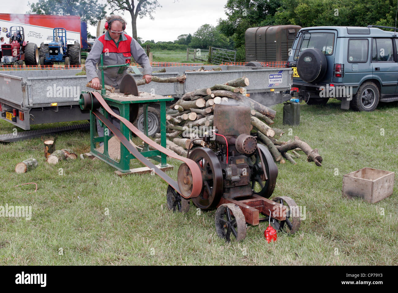 Dampfmaschine angetrieben kreisförmige Sägewerk am Heddington und Stockley Steam Rally. Stockfoto