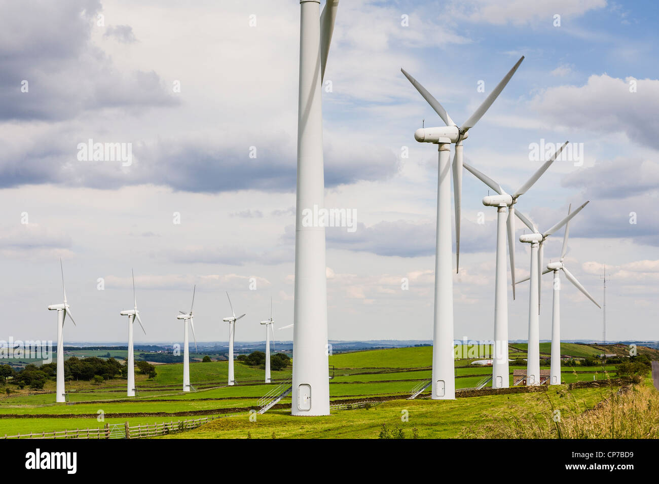 Doppelreihe von Windkraftanlagen an einem windigen Tag an Royd Moor, Penistone, Yorkshire. Stockfoto