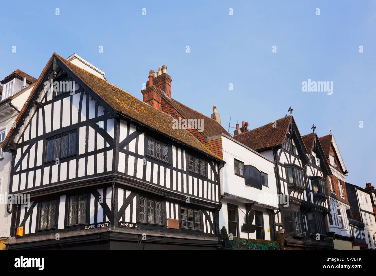 Alte halbe Fachwerkhaus Gebäude an der Ecke der Silver Street und Minster Street in der Stadt von Salisbury, Wiltshire, England. Stockfoto