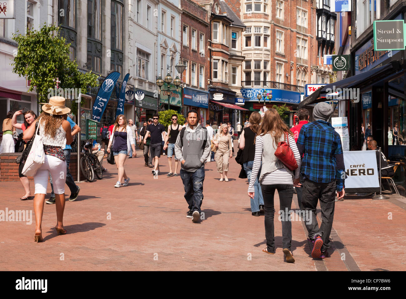 Eine geschäftige Szene in Old Christchurch Road, einer der wichtigsten Einkaufsstraßen Bournemouths mit Massen von Menschen zu Fuß. Stockfoto