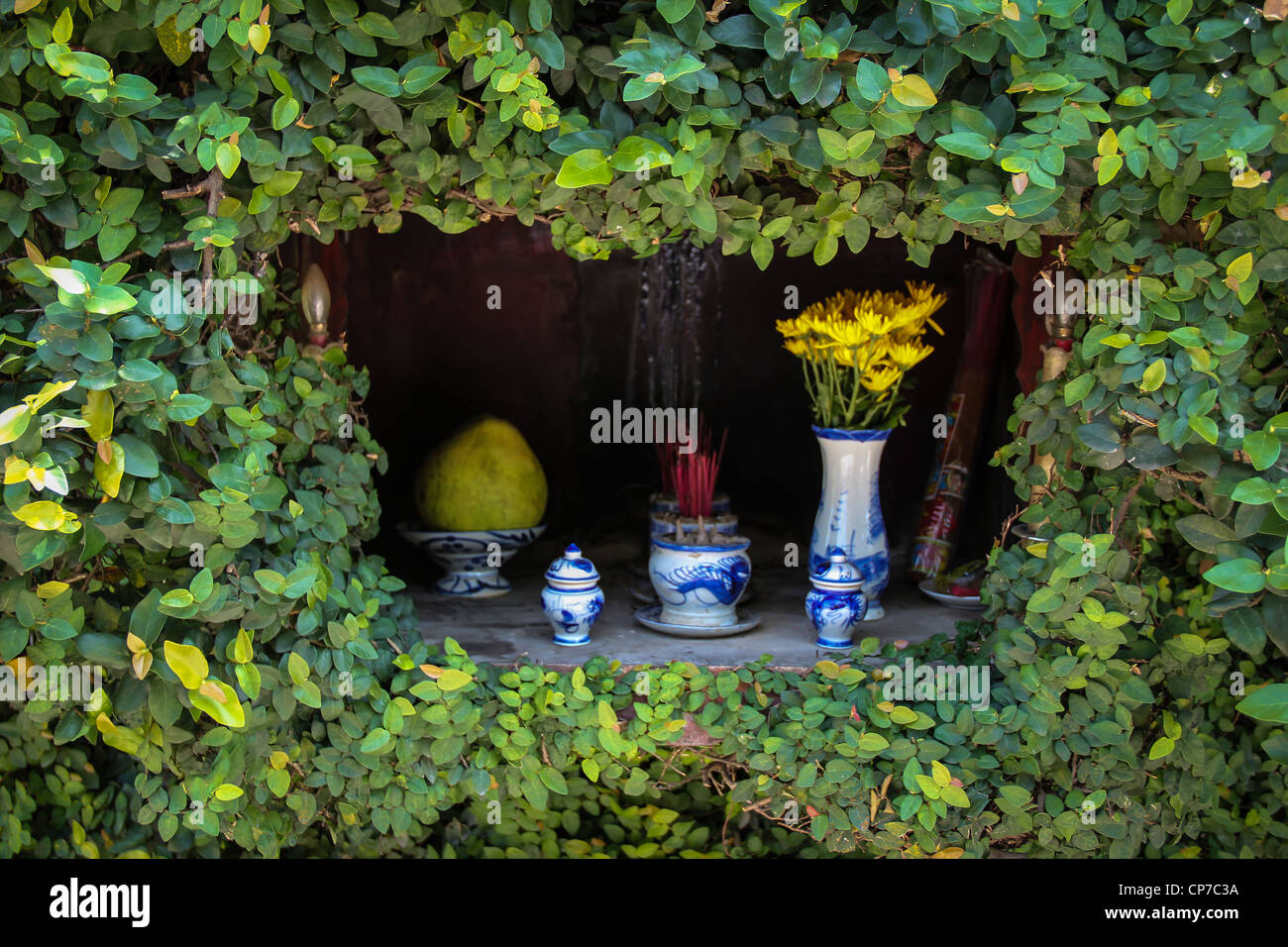 Buddhistische Angebot bei Seidenfabrik in Hoi an - Vietnam Stockfoto