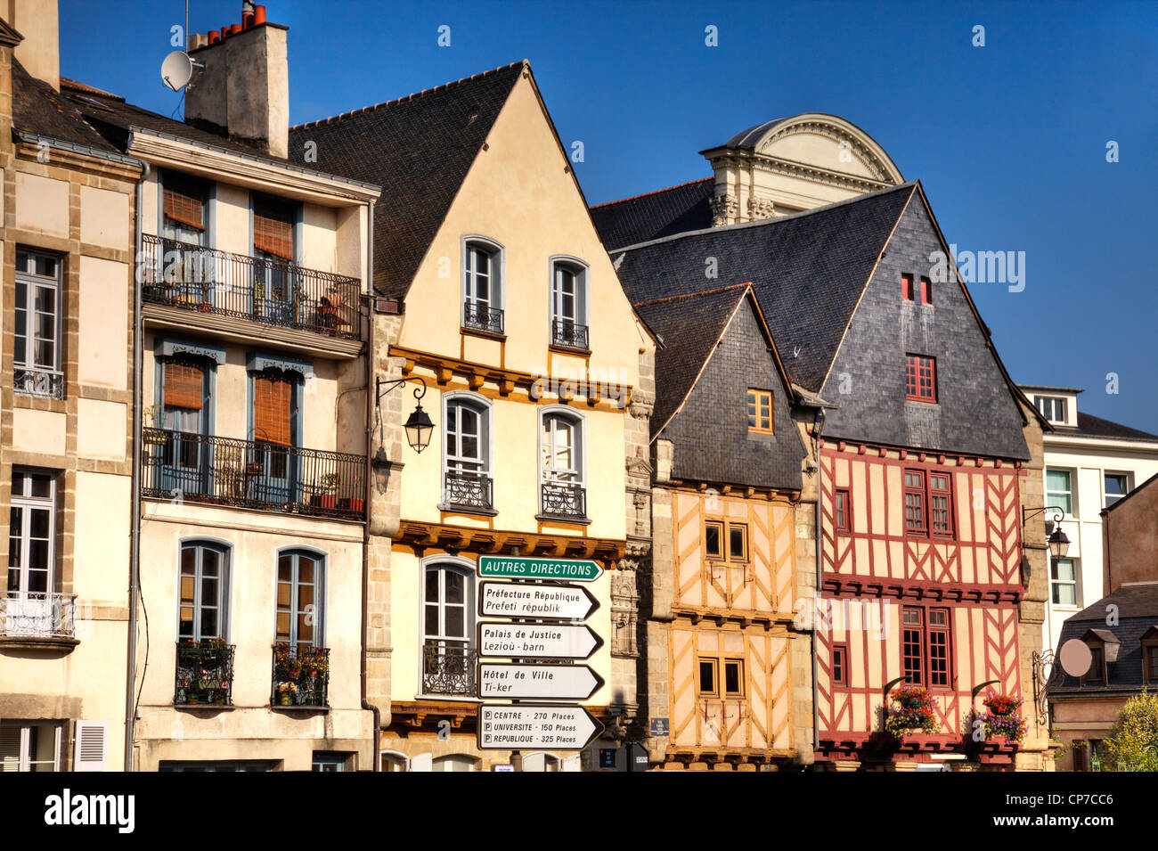 Bunte mittelalterliche Gebäude in der antiken Stadt Vannes, Bretagne, Frankreich. Stockfoto Bunte mittelalterliche Gebäude in der antiken Stadt Vannes, Bretagne, Frankreich. Stockfoto
