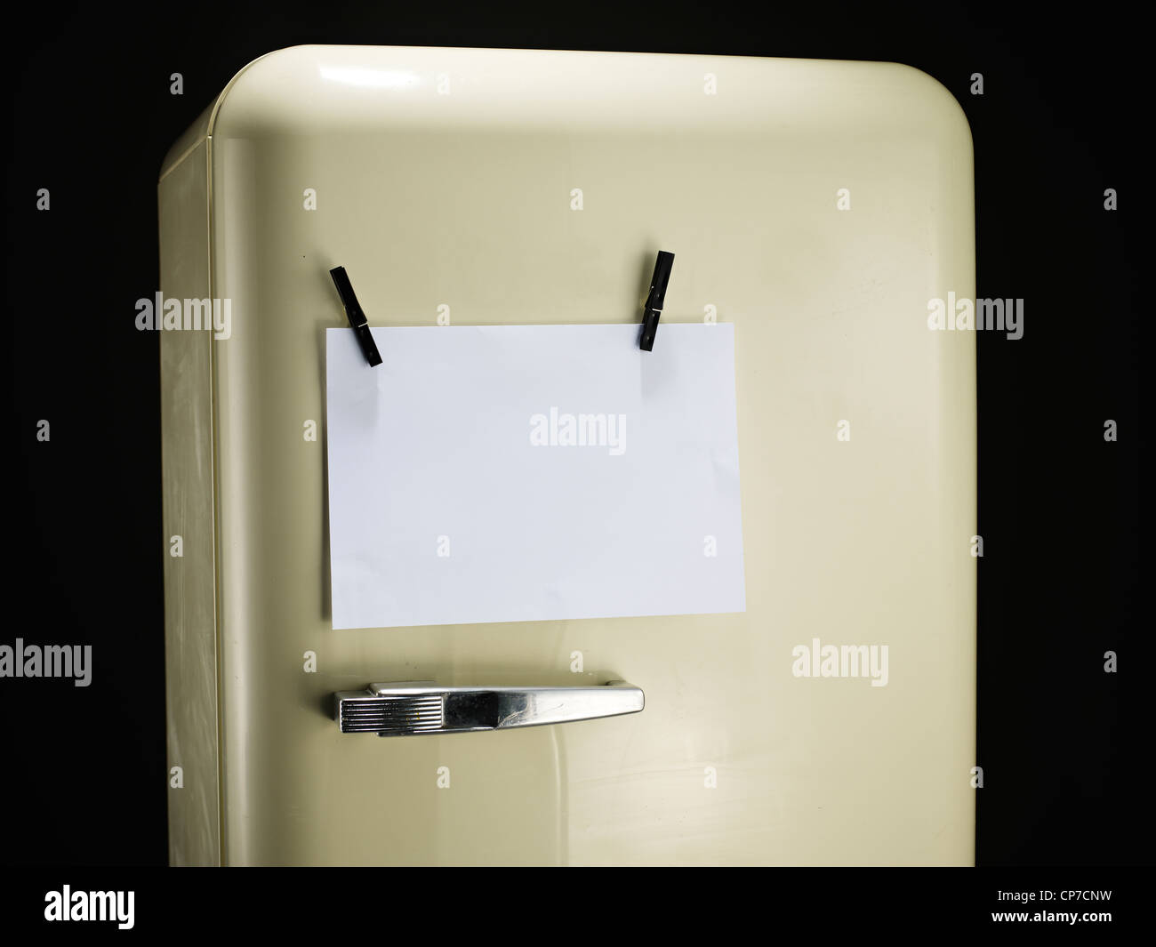 Papier an einer Kühlschranktür befestigt Stockfoto