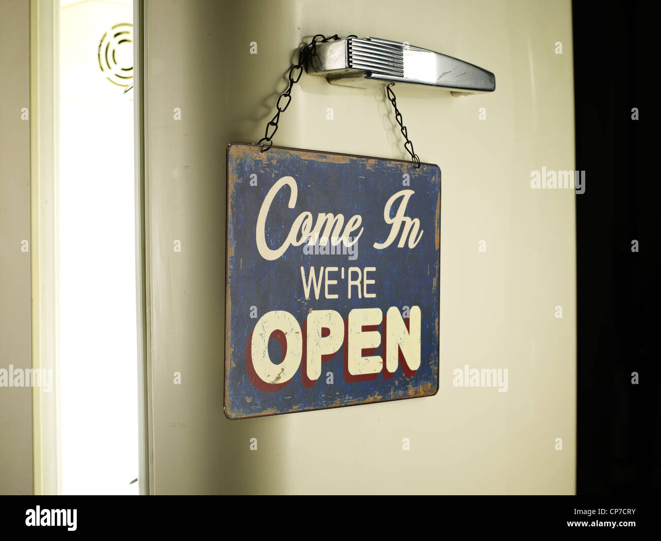 Kühlschrank-Tür halb offen Stockfoto