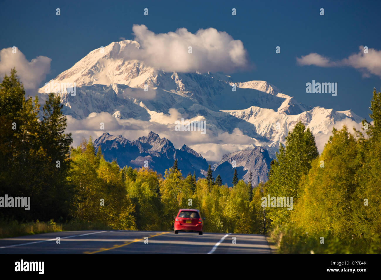 Verkehr fahren auf dem Parks Highway mit Mount McKinley im Hintergrund, Alaska, Herbst Stockfoto