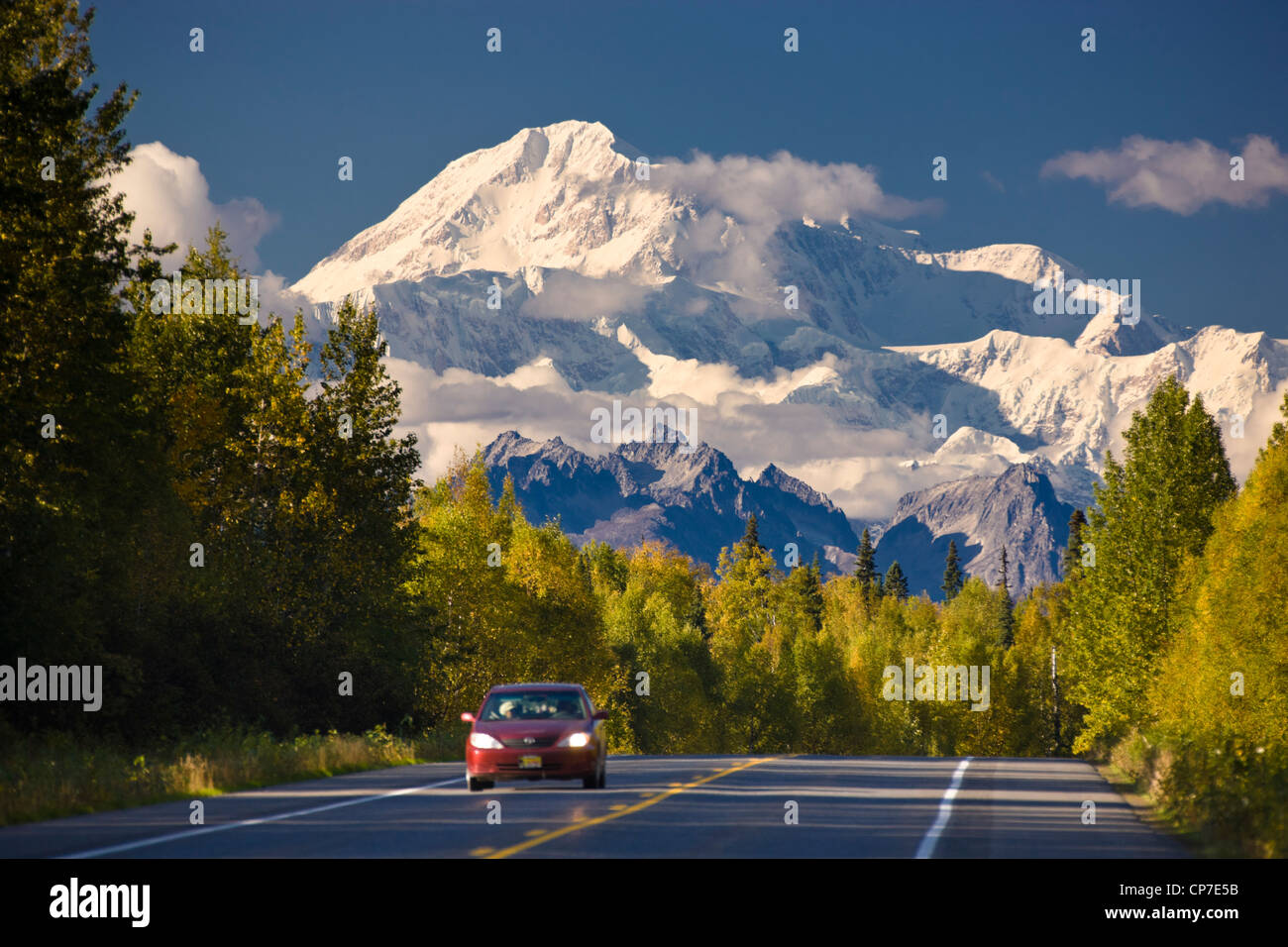Verkehr fahren auf dem Parks Highway mit Mount McKinley im Hintergrund, Alaska, Herbst Stockfoto