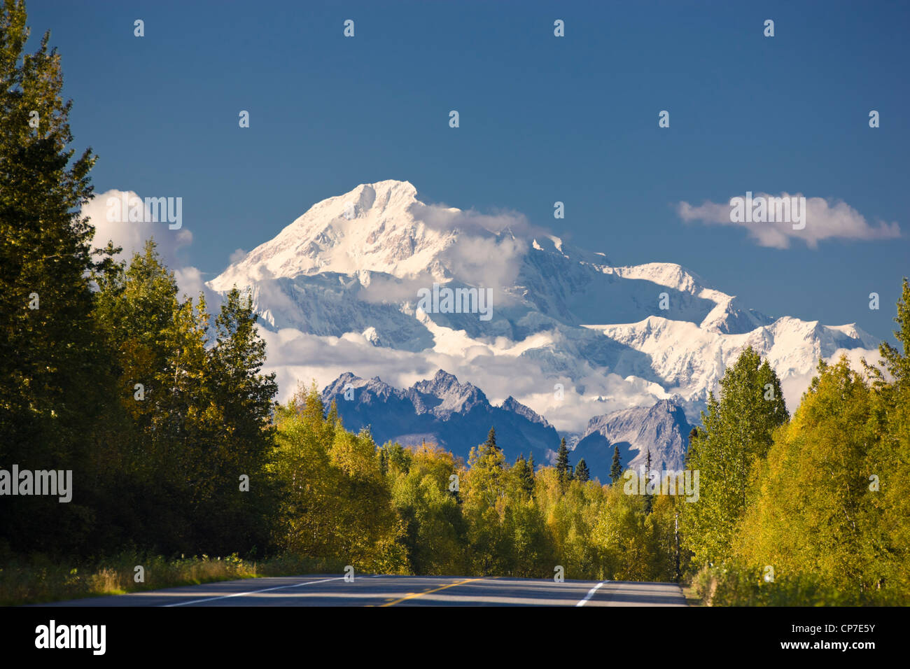 Ansicht des Parks Highway mit Mount McKinley im Hintergrund, Yunan Alaska, Herbst Stockfoto