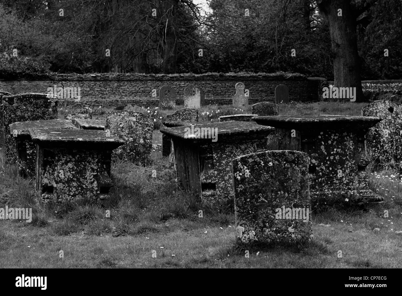 Stein-Grabsteine auf dem Friedhof schwarz / weiß Stockfoto