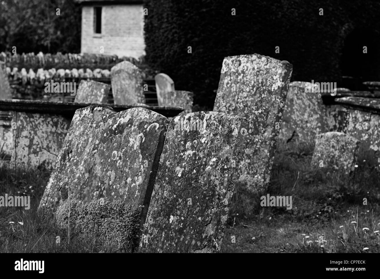 Stein-Grabsteine auf dem Friedhof schwarz / weiß Stockfoto