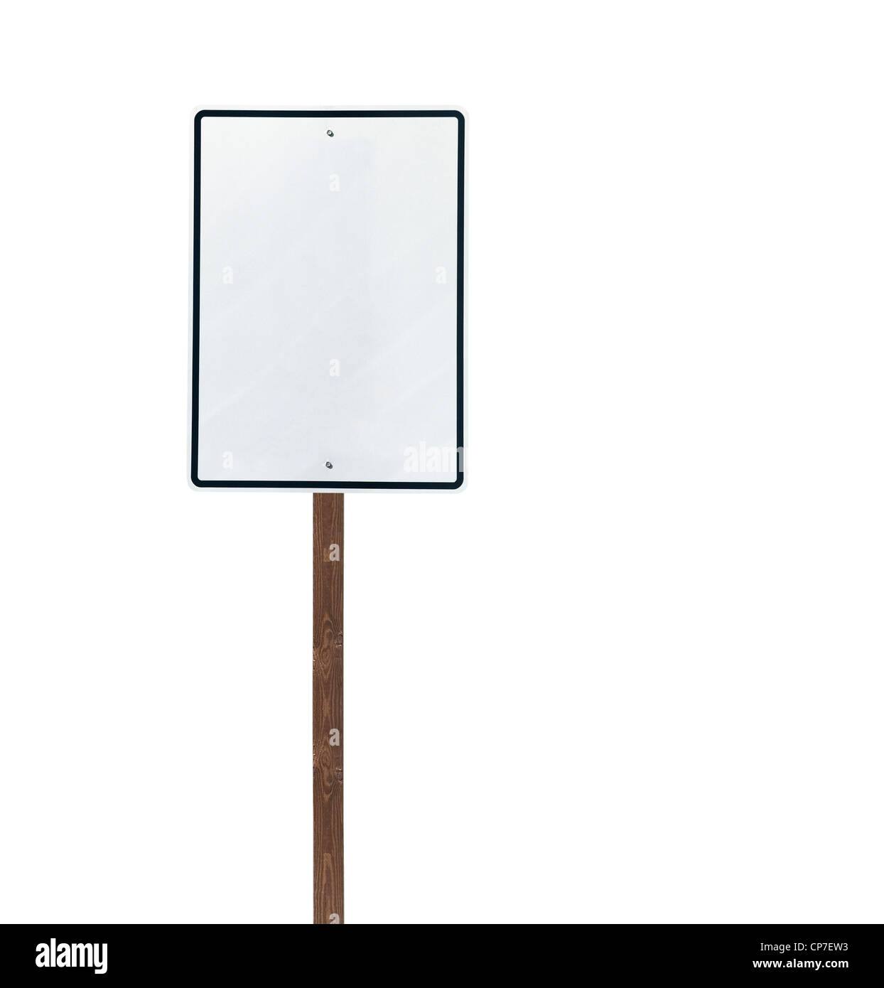 Hoch isolierten leeres weißes Schild auf einem hölzernen Pfosten. Stockfoto