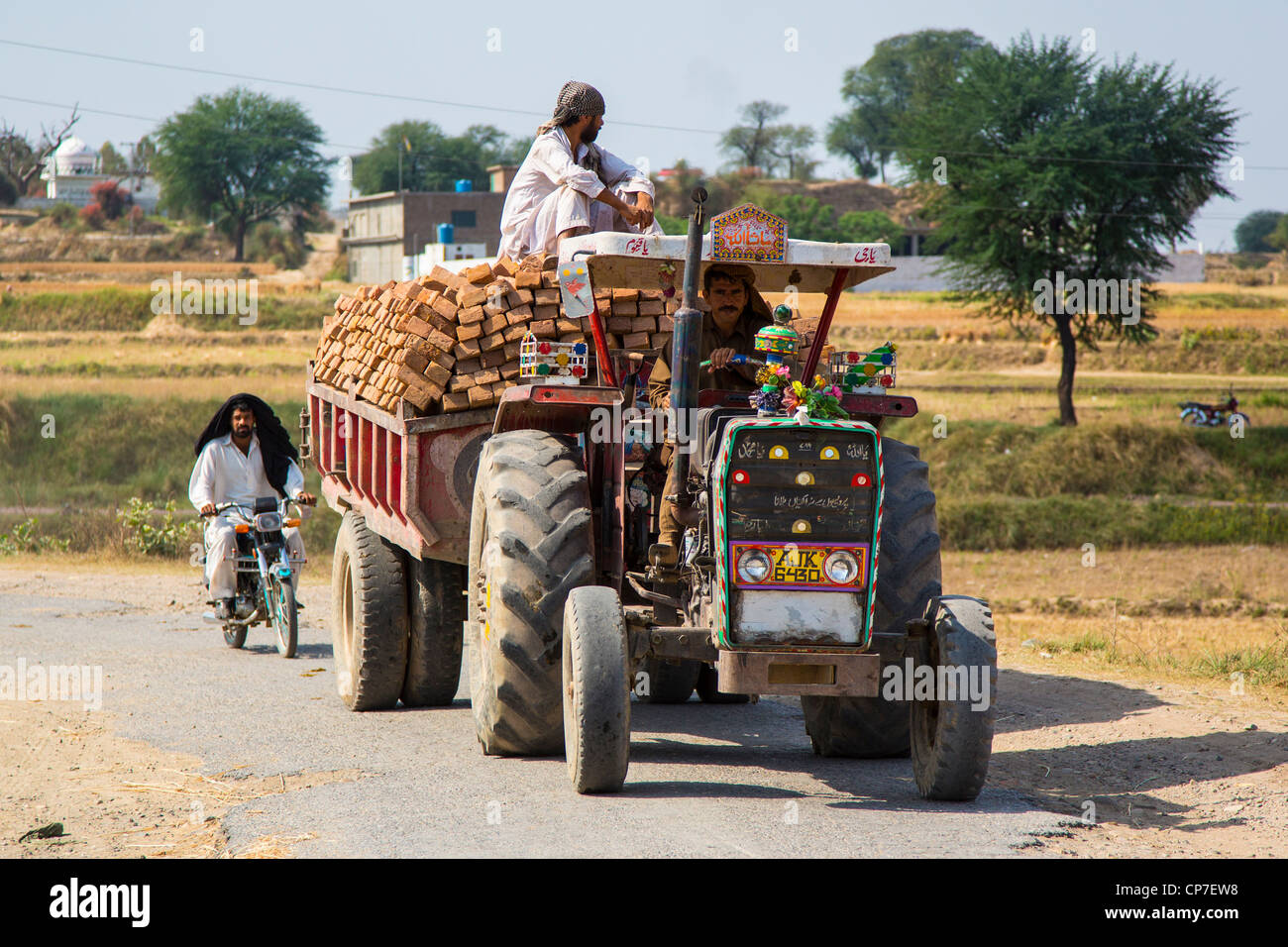 Traktor schleppen Ziegel im ländlichen Provinz Punjab, Pakistan Stockfoto