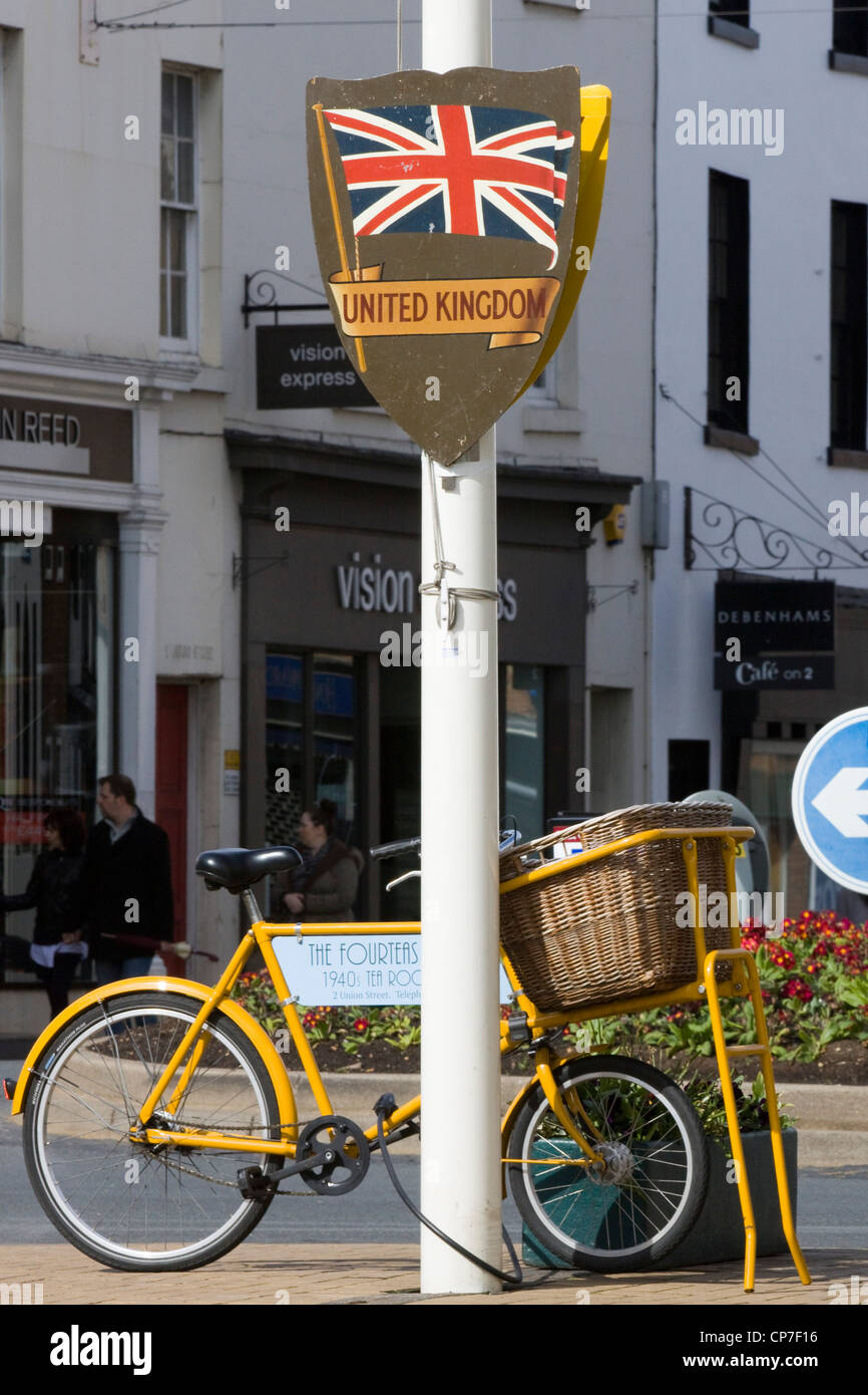 Die Abschirmung der Berichtswoche mit einem alten altmodische Push Bike und Korb Stratford Upon Avon England am Fluss Avon Stockfoto