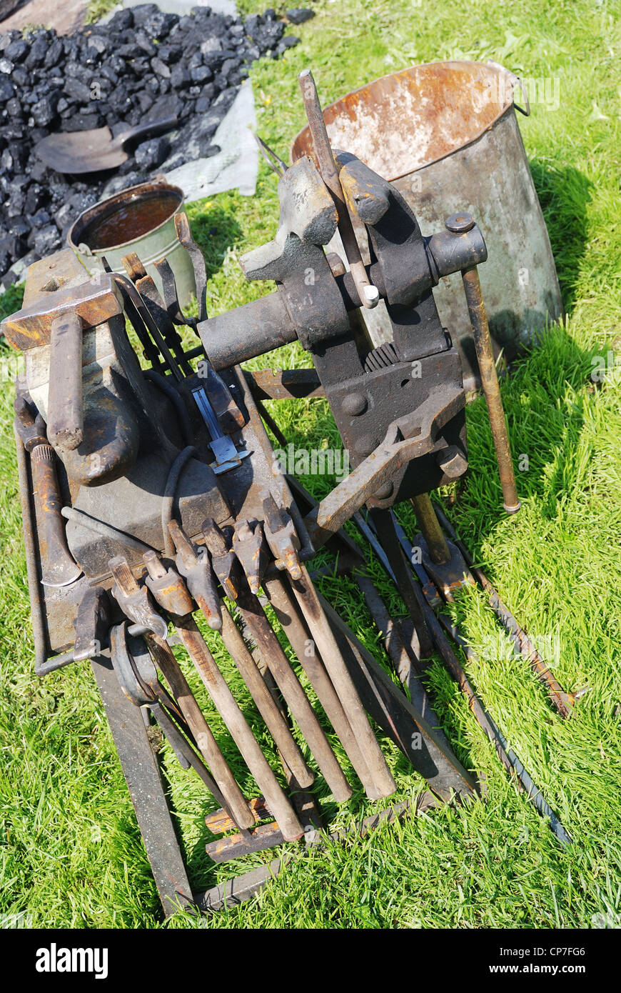 Werkzeuge, Hammer und Amboss verwendet von einem Schmied Stockfoto