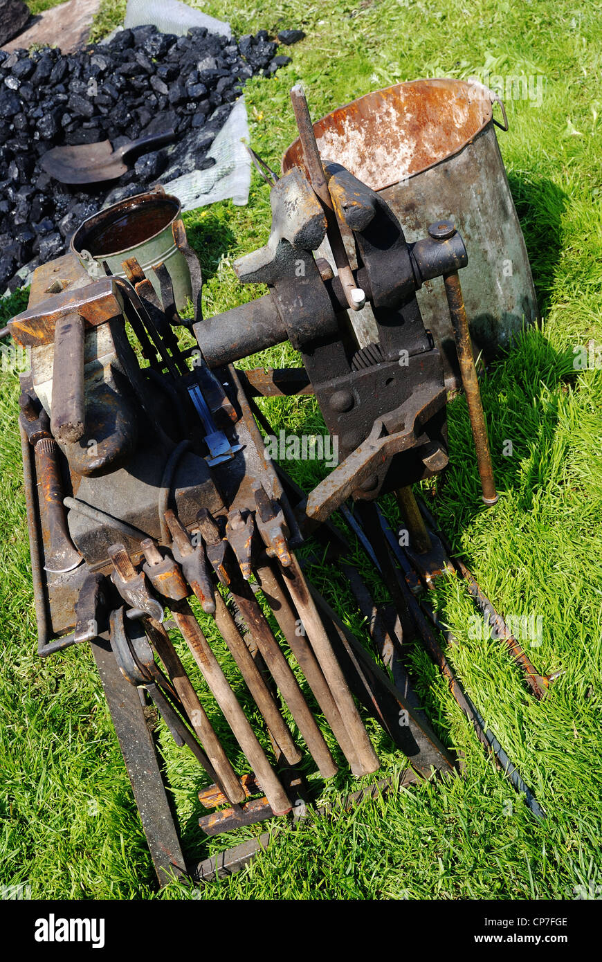 Werkzeuge, Hammer und Amboss verwendet von einem Schmied Stockfoto