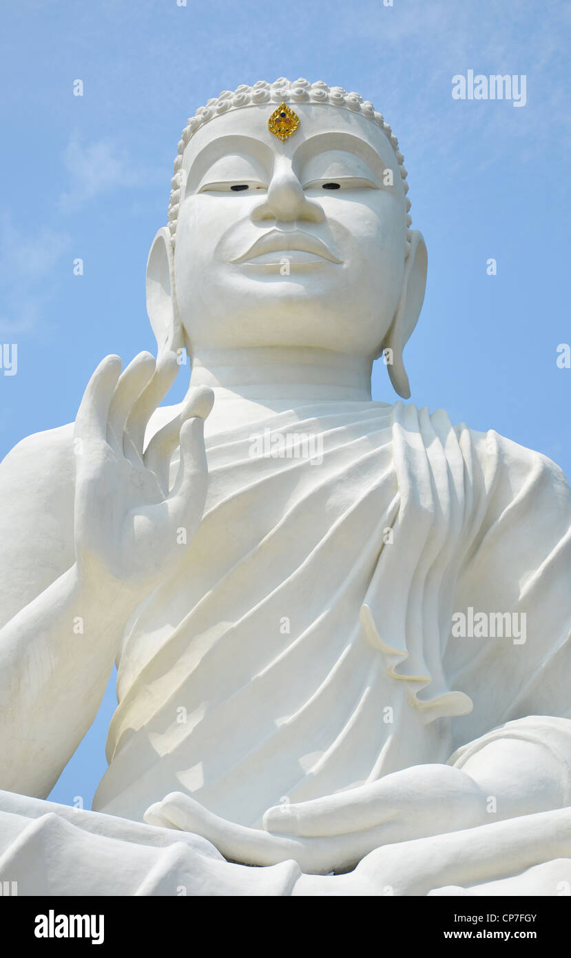 weiße Buddha Bild mit blauem Himmel, nordöstlich von Thailand Stockfoto
