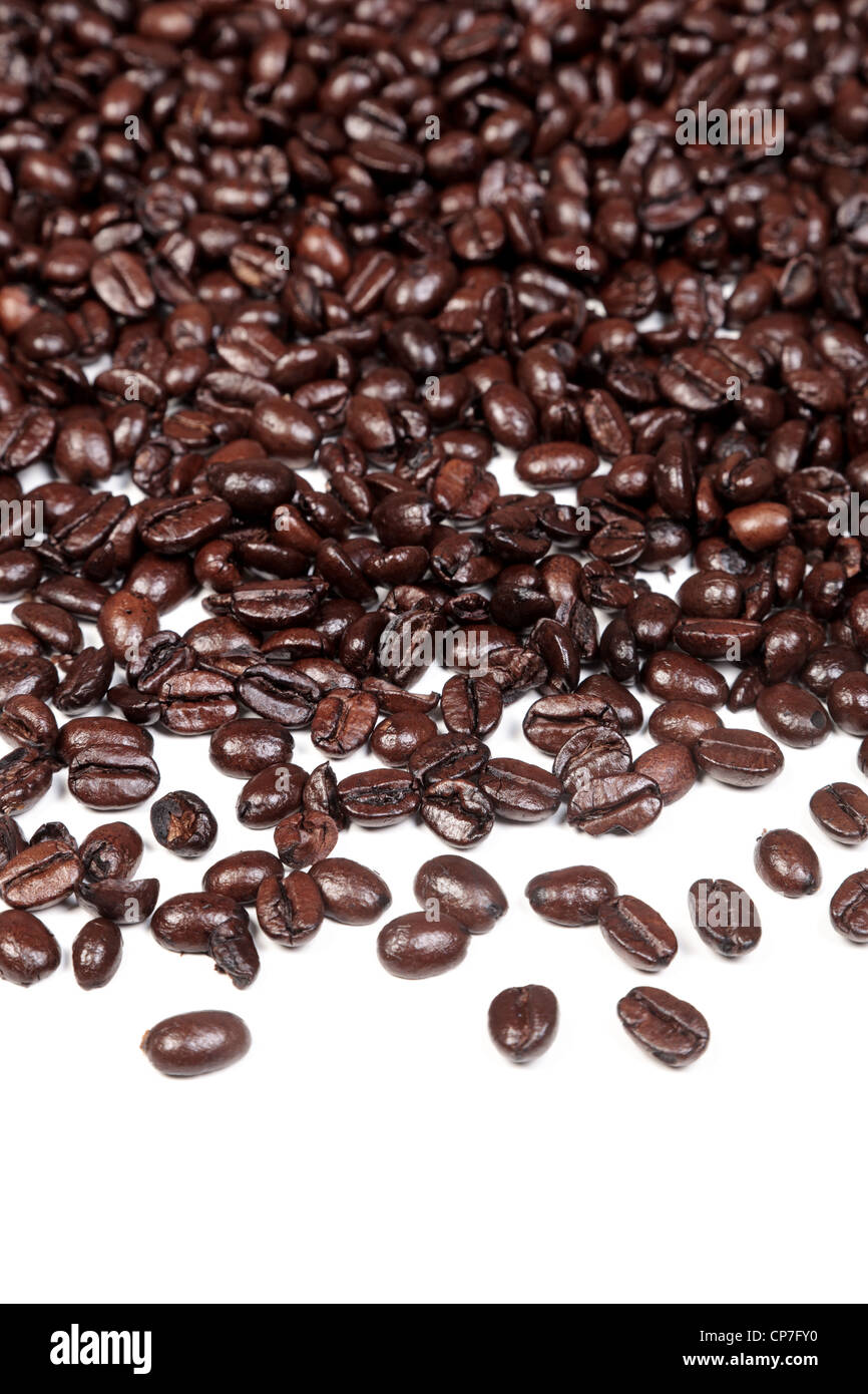Foto eines Arabica und Robusta-Kaffee Bohnen-Mischung auf einem weißen Hintergrund. Stockfoto