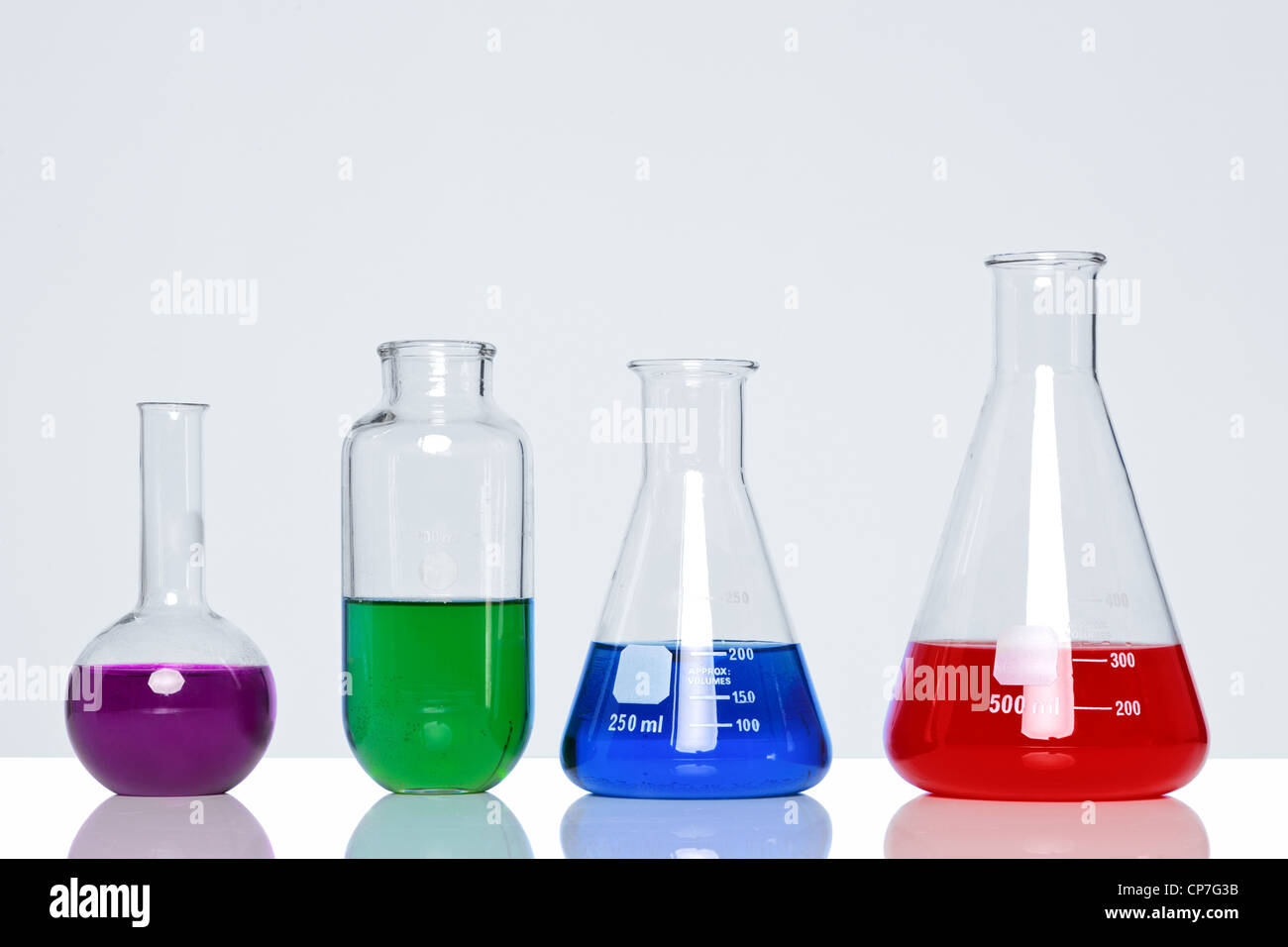 Foto von Chemikalien in Glas-Flaschen und Becher Stockfoto
