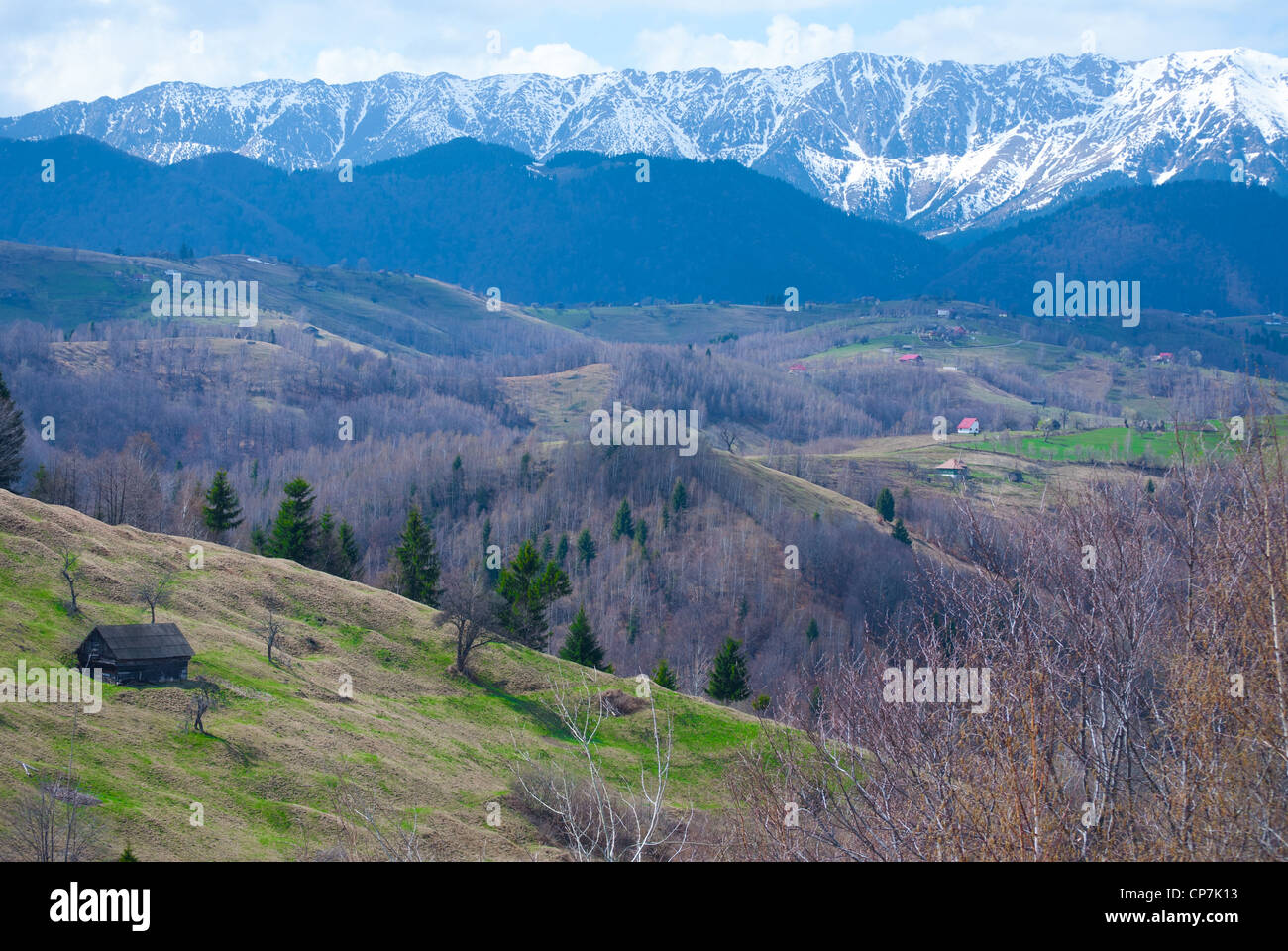 Ein kleines Häuschen in der Nähe von Piatra Craiului Bergen Stockfoto