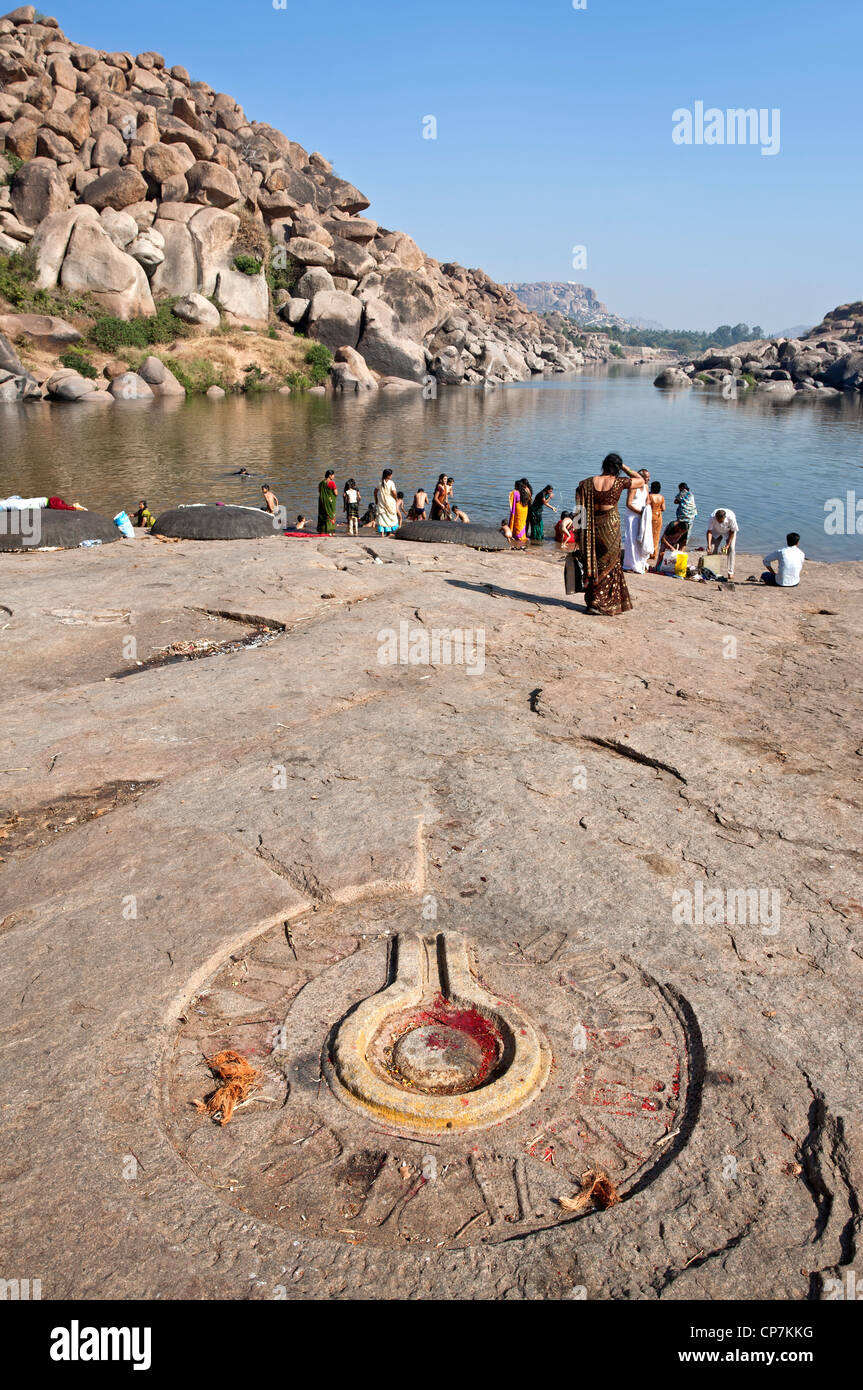 Shiva Lingam auf dem Felsen geschnitzt. Hampi. Indien Stockfoto