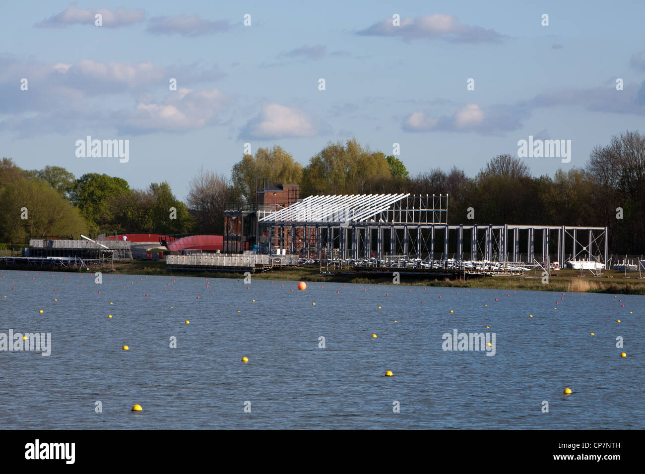 Tribünen am Dorney Lake in Eton für die Olympischen Spiele 2012 in London und Paralympics gebaut. Stockfoto