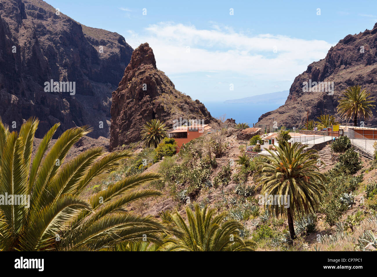 Masca-Dorf in den Barranco von Masca auf des Teno-Massivs in Teneriffa, Kanarische Inseln, Spanien, La Gomera am Horizont Stockfoto