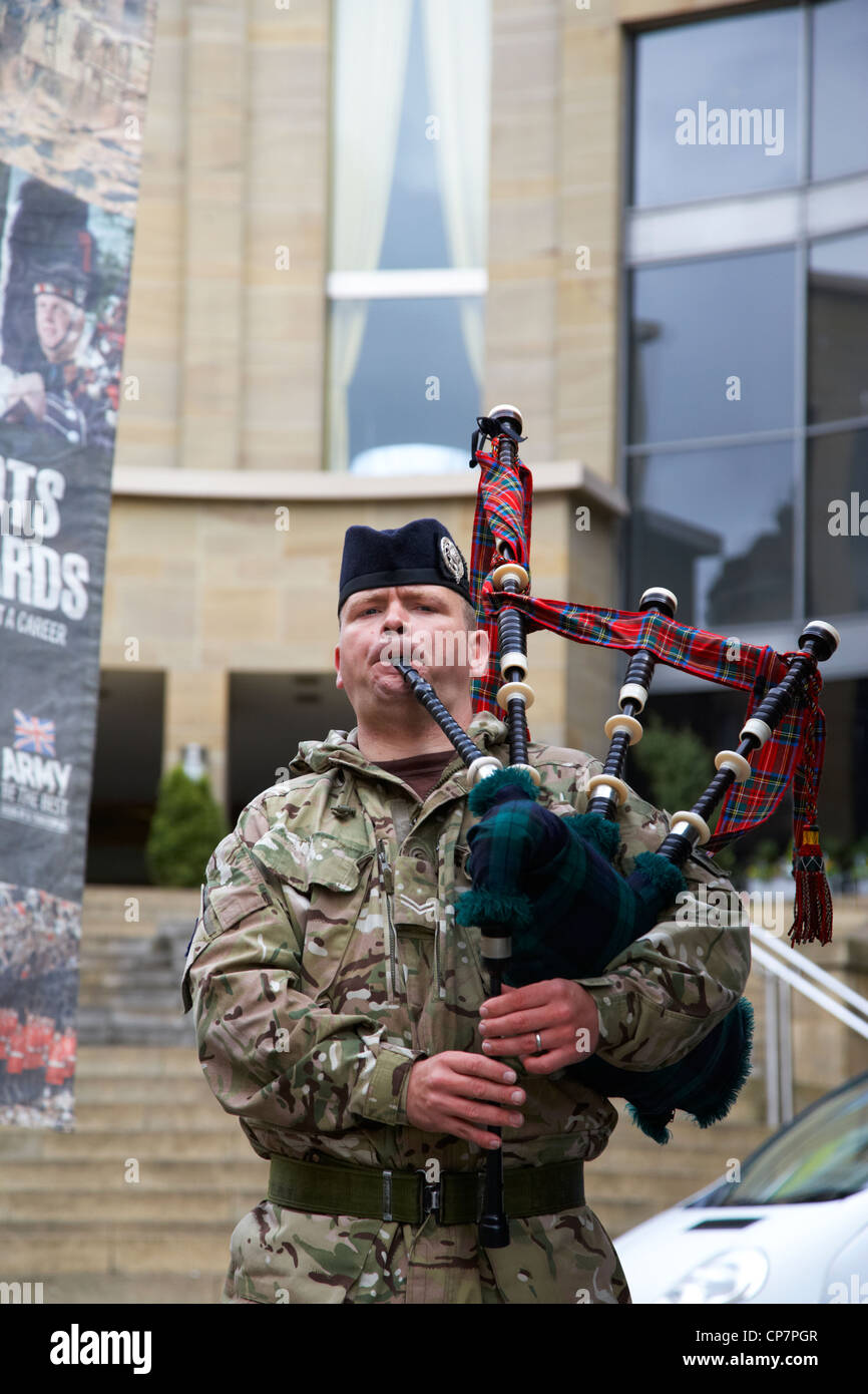 Piper von den Schotten Wachen spielen bei einer Armee rekrutieren Stand im Stadtzentrum von Glasgow Schottland, Vereinigtes Königreich Stockfoto