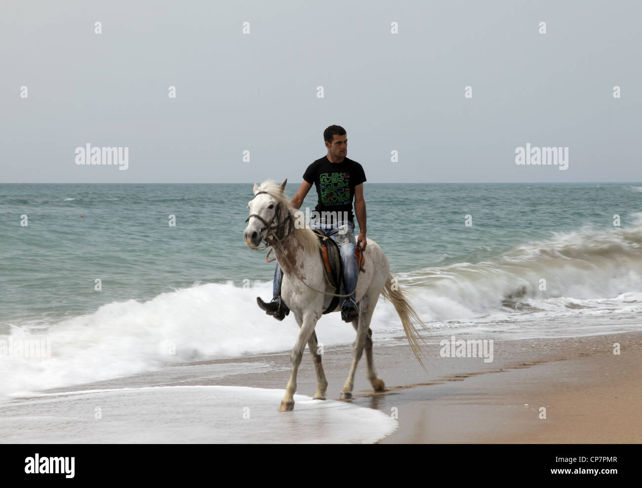 Mann auf WHITE HORSE Mittelmeerküste SIDE Türkei 15. April 2012 Stockfoto