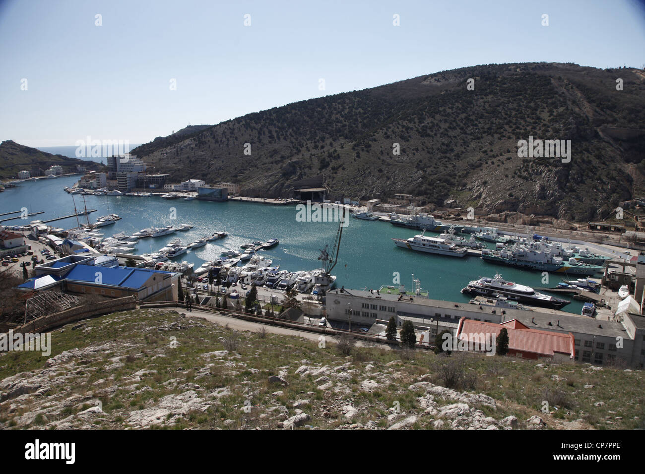 Boote Yachten & Schiffe im Hafen BALAKLAWA Krim UKRAINE 2. April 2012 Stockfoto