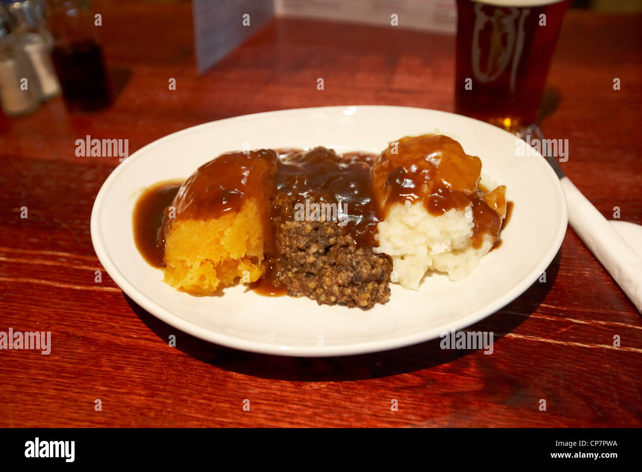 Haggis Nipptide und Tatties traditionellen schottischen Gericht serviert in Schottland, Vereinigtes Königreich Stockfoto