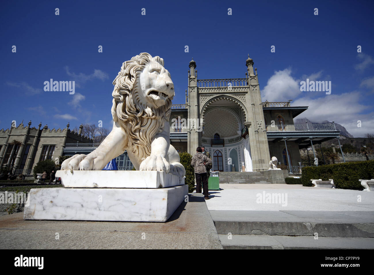 WEIßER Marmor Löwe am WORONZOW Palast ALUPKA Krim UKRAINE 3. April 2012 Stockfoto