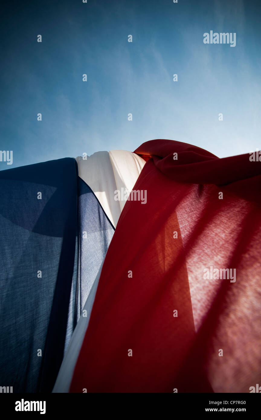 Niederländischer rot-weiß-blauen faltige Flagge gegen Sonne und blauer Himmel bei starkem wind Stockfoto