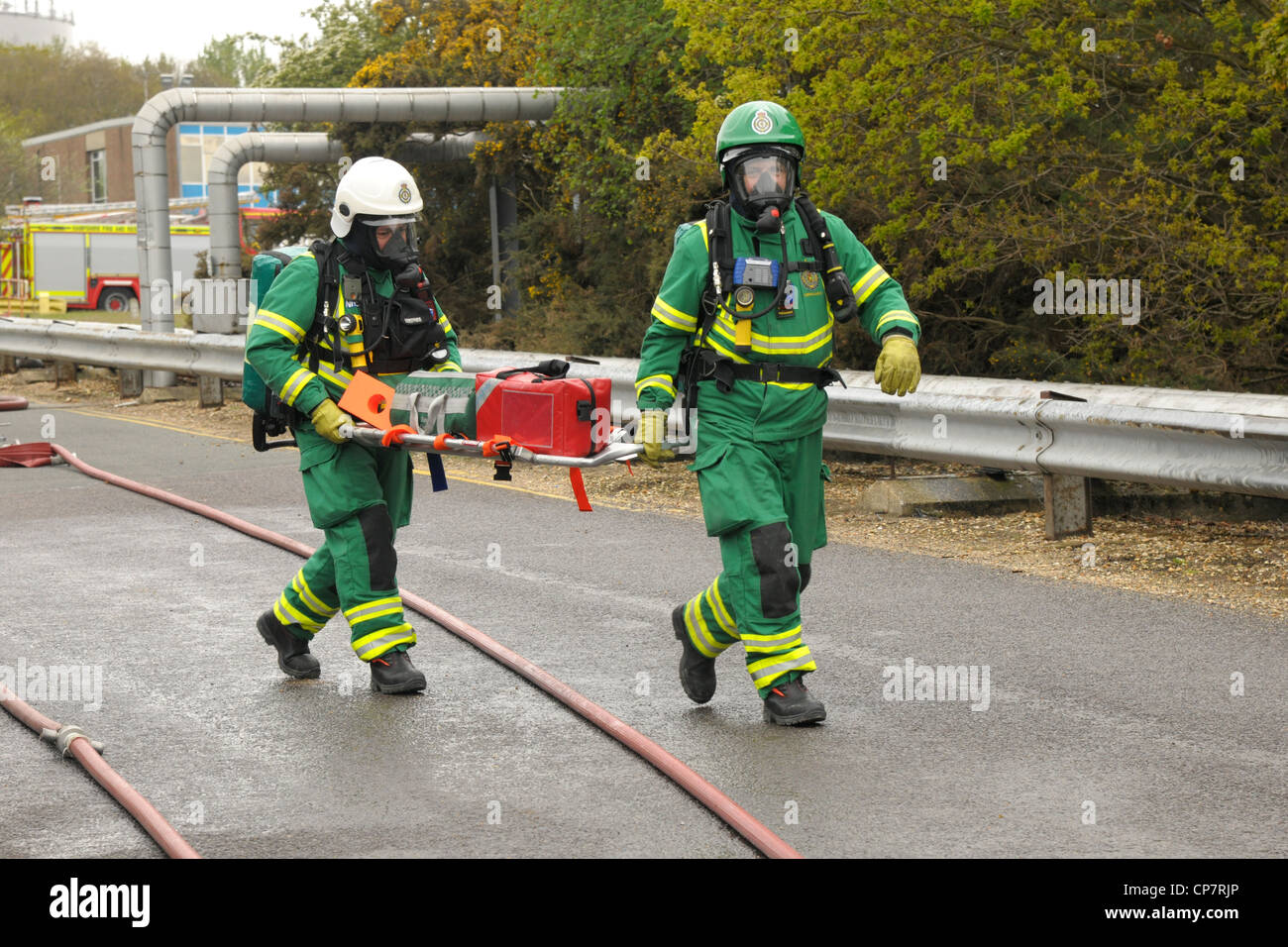 Sanitäter tragen eine Bahre während eines großen Vorfall Trainings Stockfoto