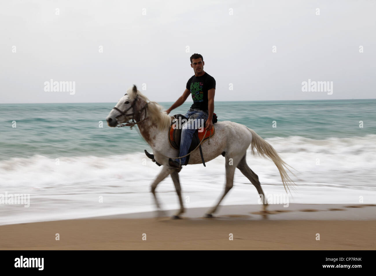 Mann auf WHITE HORSE Mittelmeerküste SIDE Türkei 15. April 2012 Stockfoto