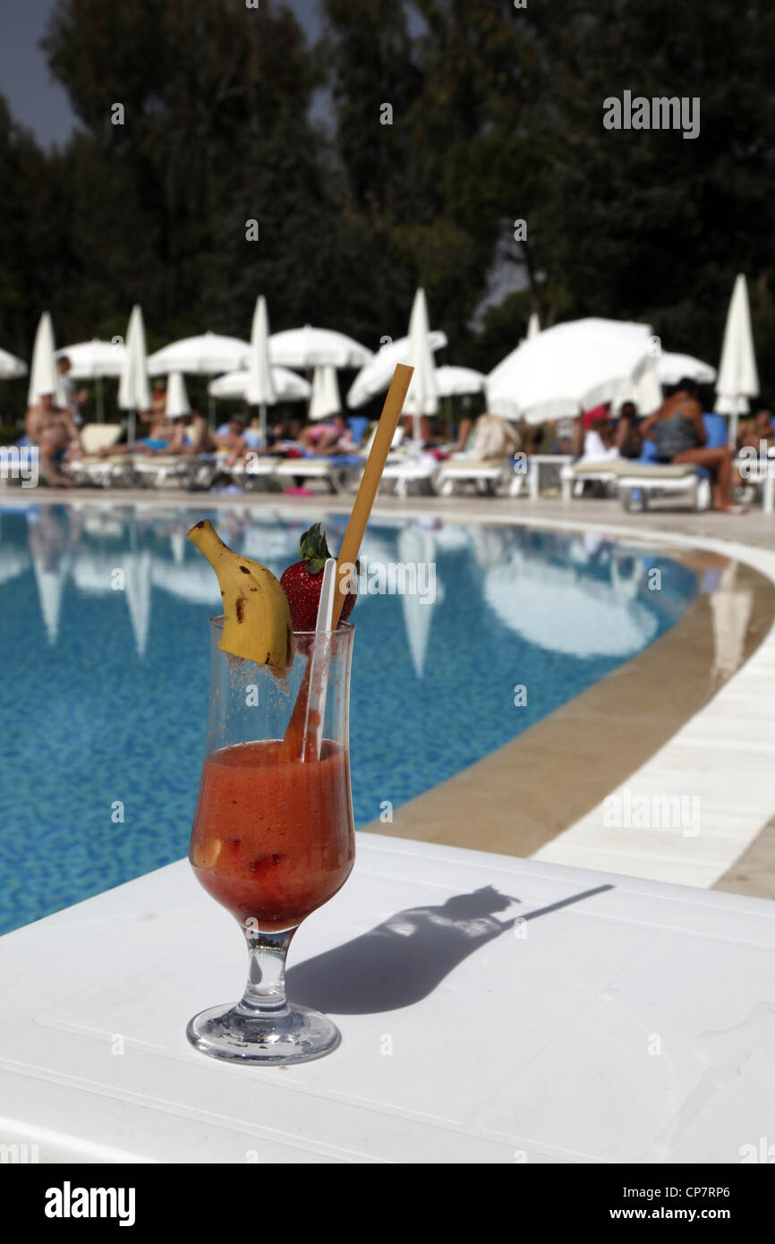 Erdbeere FRUCHTSAFTGETRÄNK am SWIMMING POOL SIDE Türkei 15. April 2012 Stockfoto