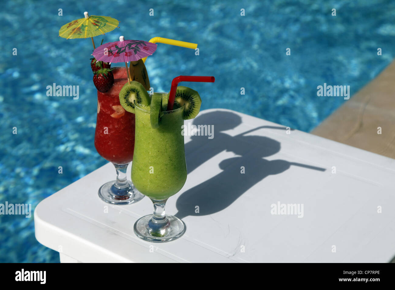 Erdbeere & KIWI Fruchtsaft Trinken am SWIMMING POOL SIDE Türkei 15. April 2012 Stockfoto