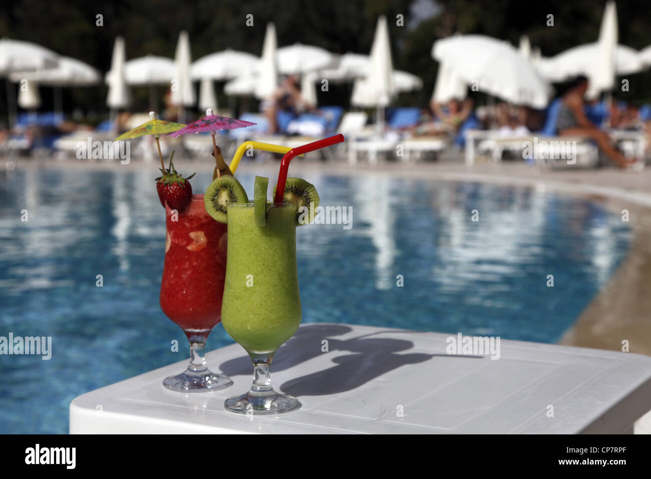 Erdbeere & KIWI Fruchtsaft Trinken am SWIMMING POOL SIDE Türkei 15. April 2012 Stockfoto