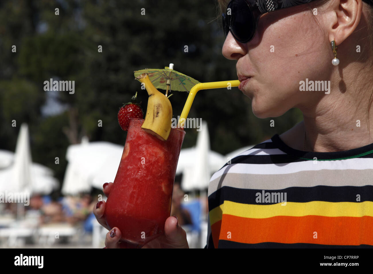 LADY DRINKS Erdbeere Frucht Saft trinken SIDE Türkei 15. April 2012 Stockfoto