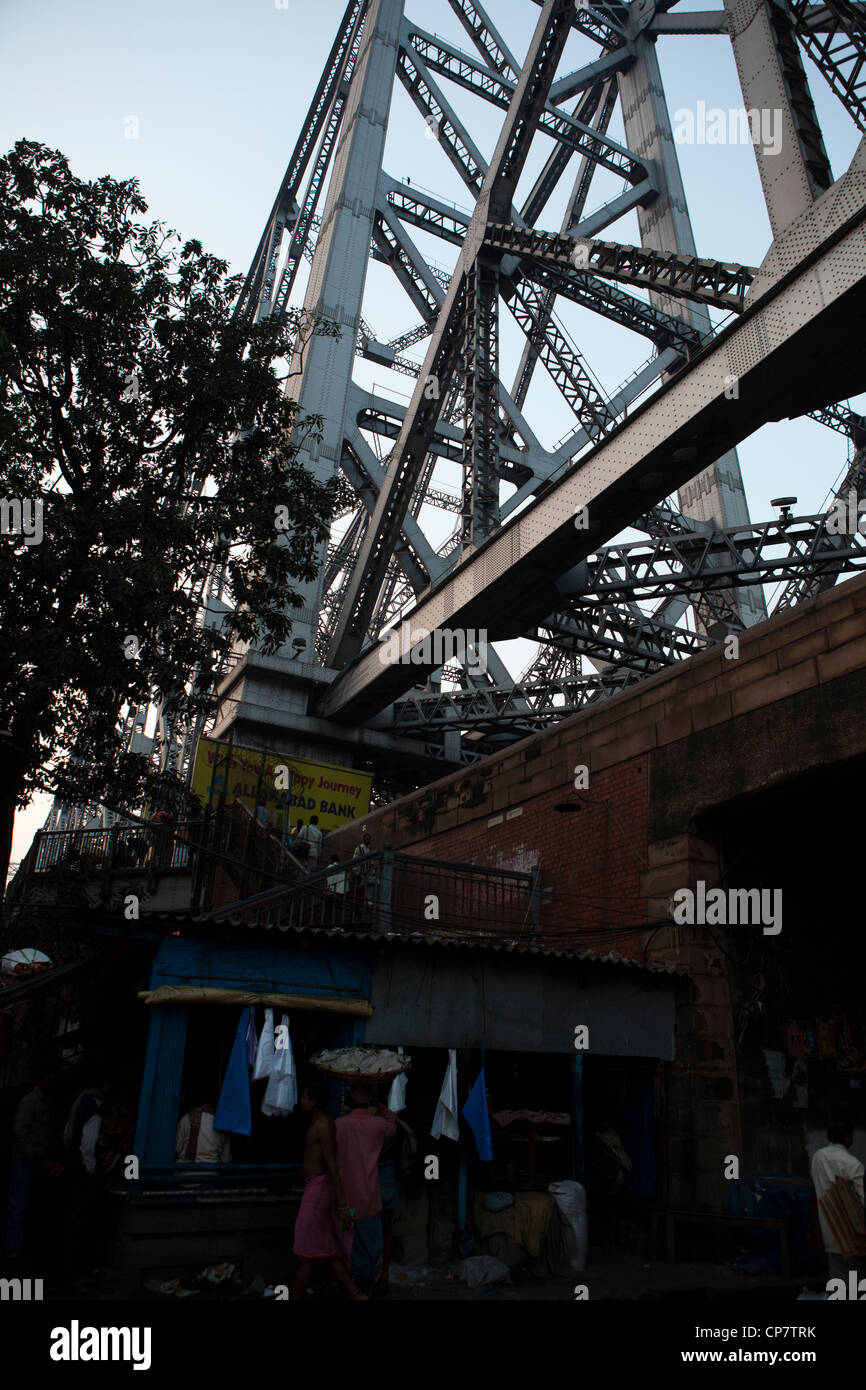 Anschluss von Kolkata und Howrah über Hoogly Fluss, Howrah Bridge, Raja Katra, Kolkata, Westbengalen, Indien Stockfoto