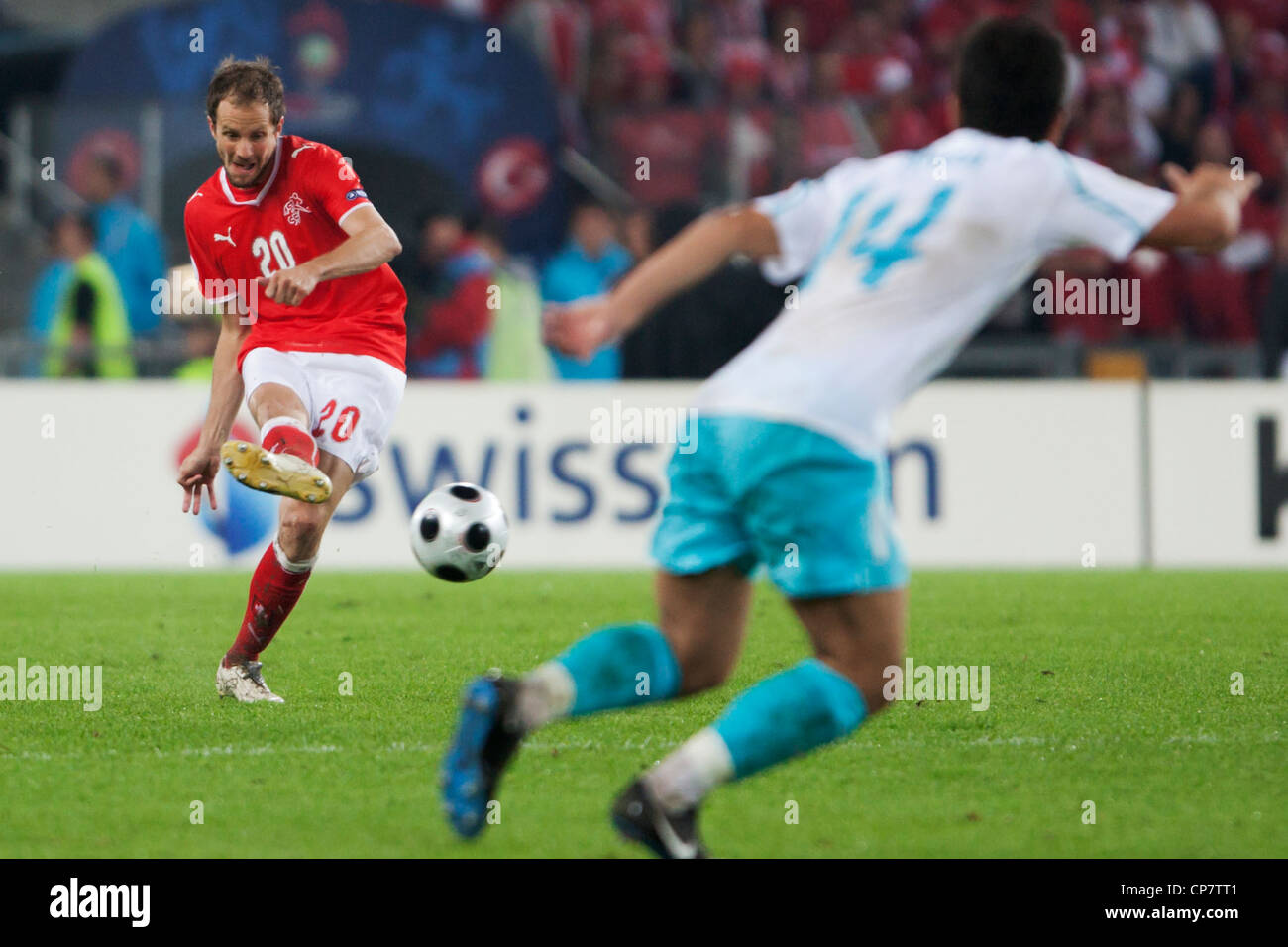 Patrick Muller aus der Schweiz gibt den Ball während des UEFA Euro 2008 Gruppenspiels gegen die Türkei am 11. Juni 2008 im St. Jakob Park in Basel. Nur redaktionelle Verwendung. Kommerzielle Nutzung verboten. (Foto: Jonathan Paul Larsen / Diadem Images) Stockfoto