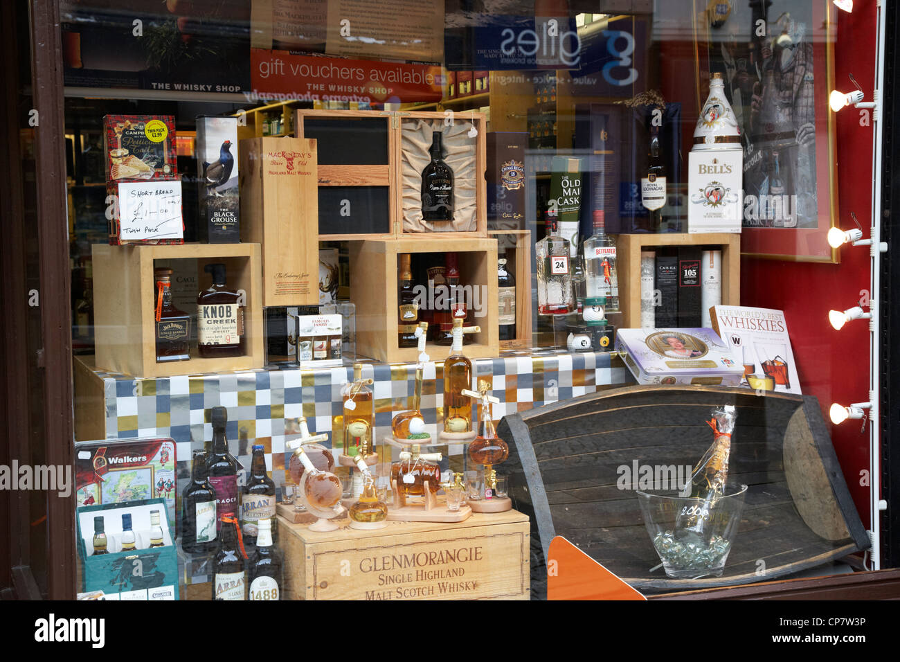 Diverse Flaschen Scotch Whisky im Fenster ein Whisky-Shop in Fort William Scotland UK Stockfoto