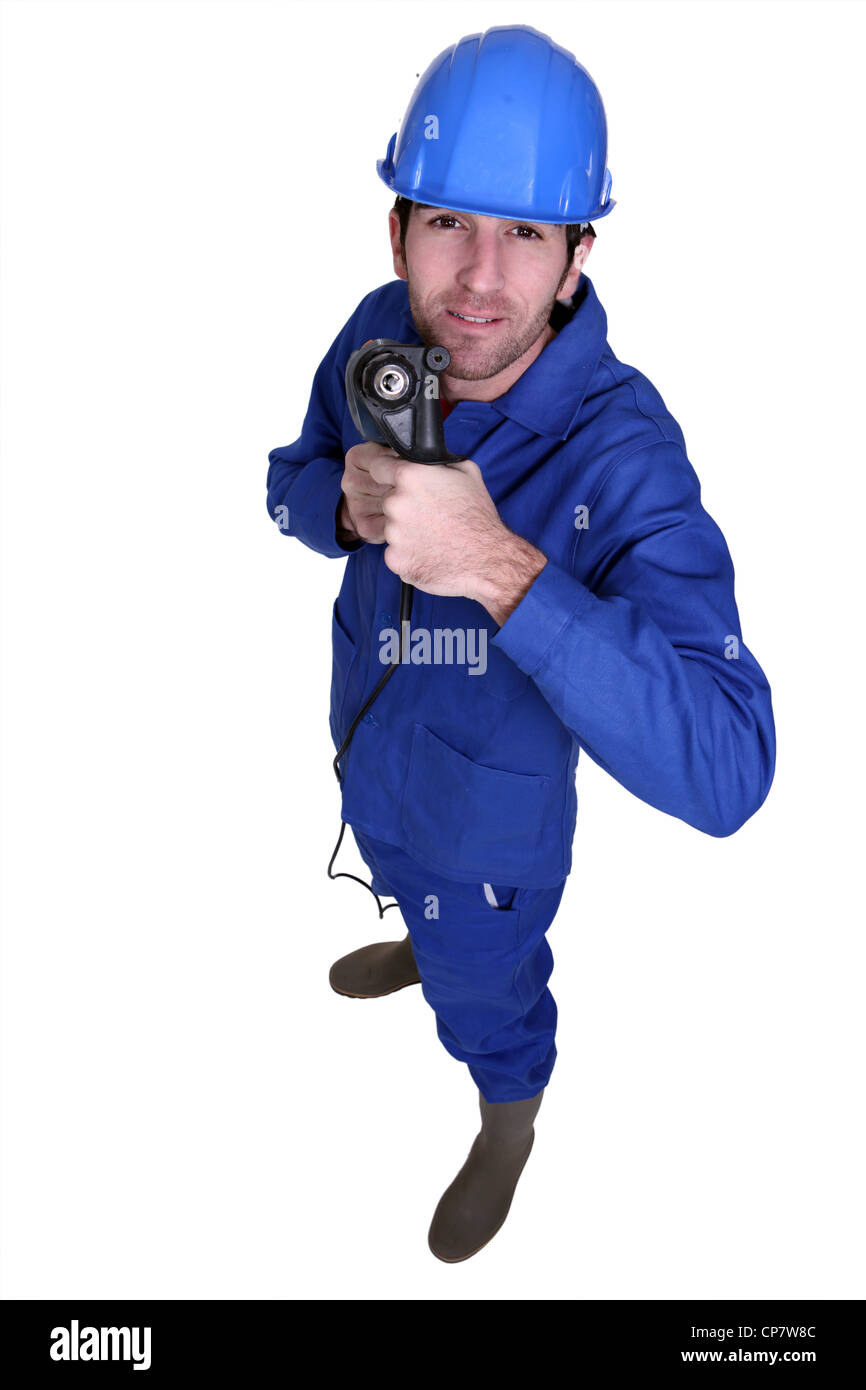 Handwerker setzen auf seinem Overall Stockfoto
