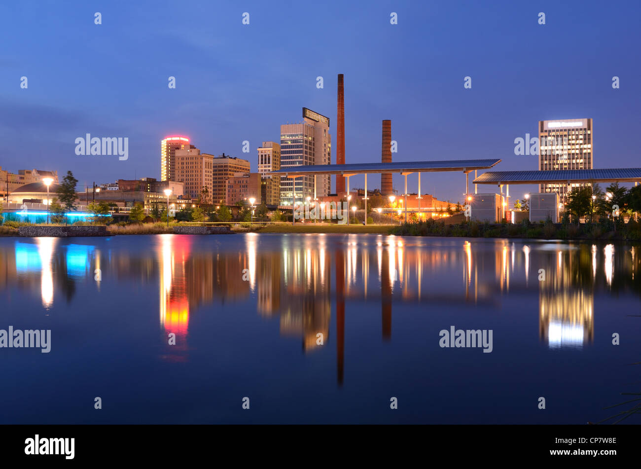 Gebäude in der Innenstadt von Birmingham, Alabama, USA vom Railroad Park gesehen. Stockfoto