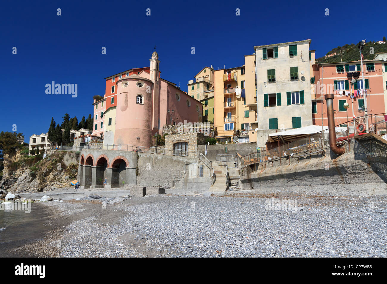 Blick vom Meer in Sori, kleines Dorf in Ligurien, Italien Stockfoto