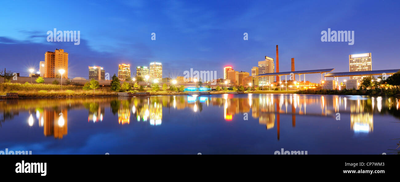 Gebäude in der Innenstadt von Birmingham, Alabama, USA vom Railroad Park gesehen. Stockfoto