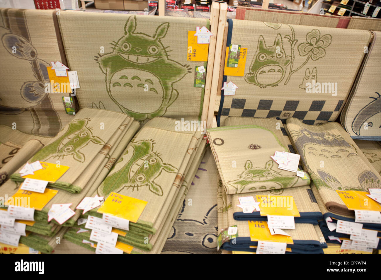 Stroh Tatami-Matten für den Verkauf in japanische Kaufhaus Darstellung Miyazaki Charakter, Totoro. Stockfoto