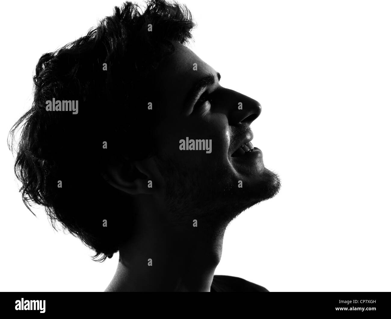 junger Mann blickte lächelnd glücklich Porträt Silhouette im Studio isoliert auf weißem Hintergrund Stockfoto