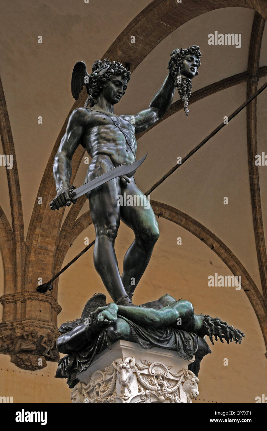 "Perseus mit dem Kopf der Medusa" von Benvenuto Cellini (1500-1571) in der Loggia dei Lanzi, Florenz, Toskana, Italien Stockfoto