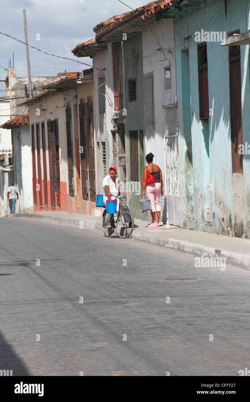 Mann und Frau auf der Straße sprechen. Blick auf die Straße, Kuba, Oktober 2010 Stockfoto