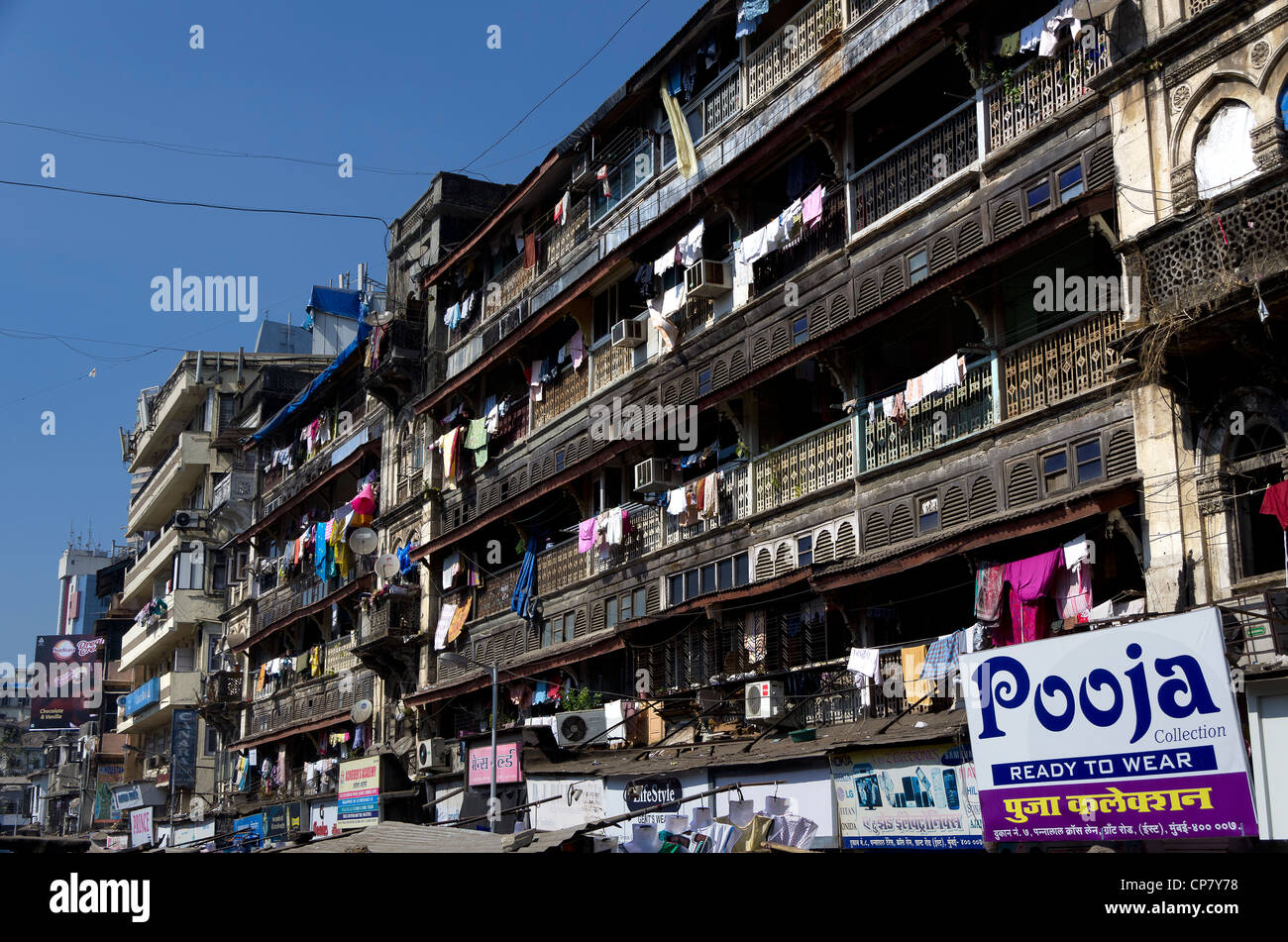 heruntergekommenen Mumbai Apartments mit Kleidung trocknen in der Sonne, Indien Stockfoto